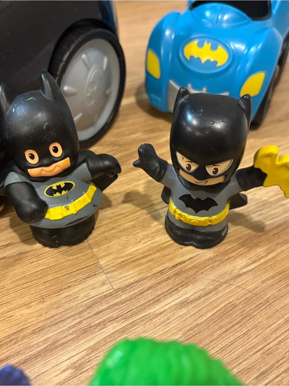 Fisher-Price little people Batman Batmobile Playset with DC Character Figures - Picture 3 of 7